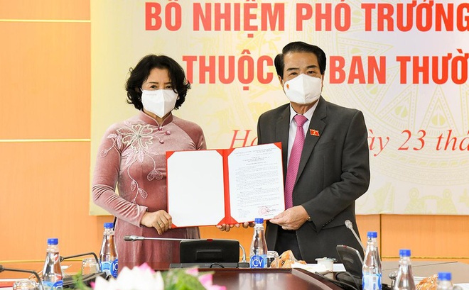 Thay mặt Ủy ban Thường vụ Quốc hội, Trưởng Ban Dân nguyện Dương Thanh Bình trao Nghị quyết bổ nhiệm chức vụ Phó Trưởng Ban Dân nguyện cho đồng chí Lê Thị Nguyệt