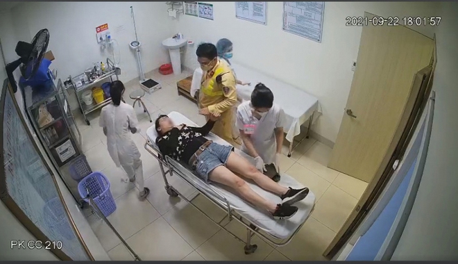 CSGT giải cứu nữ tài xế lên cơn đau tim trong xe ô tô giữa cao tốc: Đoạn clip khiến tất cả nín thở theo dõi - Ảnh 2. CSGT giải cứu nữ tài xế lên cơn đau tim trong xe ô tô giữa cao tốc: Đoạn clip khiến tất cả nín thở theo dõi - Ảnh 2.