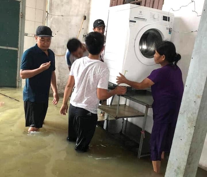Thủy điện và hồ đập xả lũ, nhiều tuyến quốc lộ và nhà dân ở Nghệ An ngập sâu trong nước - Ảnh 14.