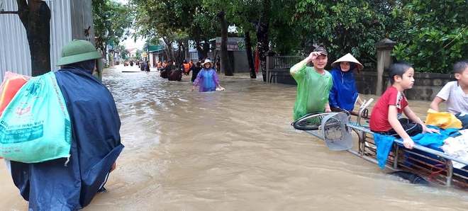 Thủy điện và hồ đập xả lũ, nhiều tuyến quốc lộ và nhà dân ở Nghệ An ngập sâu trong nước - Ảnh 12.