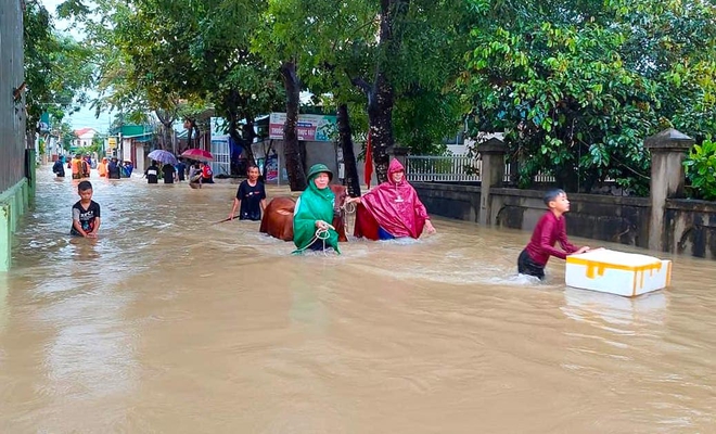 Thủy điện và hồ đập xả lũ, nhiều tuyến quốc lộ và nhà dân ở Nghệ An ngập sâu trong nước - Ảnh 4.