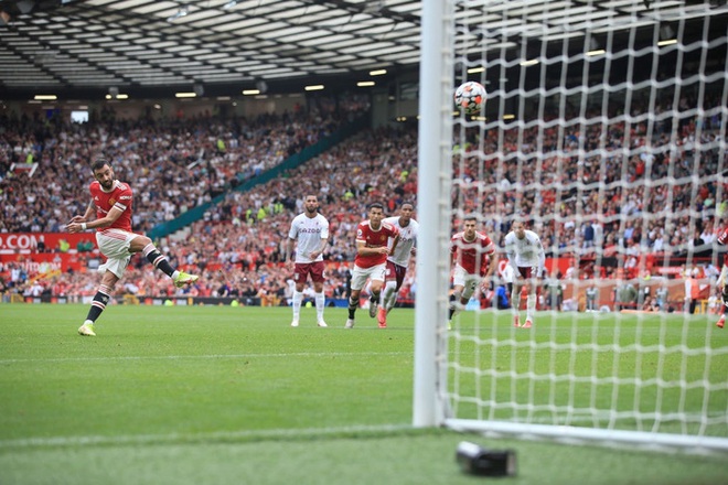 Thủ môn Martinez hùng hổ chỉ tay thách Ronaldo bước lên đá penalty - Ảnh 2.