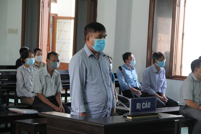 Xét xử vụ lộ đề thi công chức ở tỉnh Phú Yên: Nhiều nguyên cán bộ sở, ngành hầu tòa - Ảnh 4.