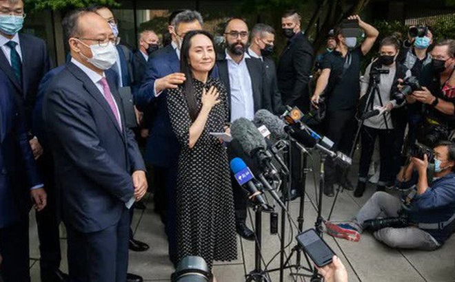 Giám đốc tài chính Huawei Meng Wanzhou (Mạnh Vãn Chu) trả lời báo giới sau phiên toà. Ảnh: CBC