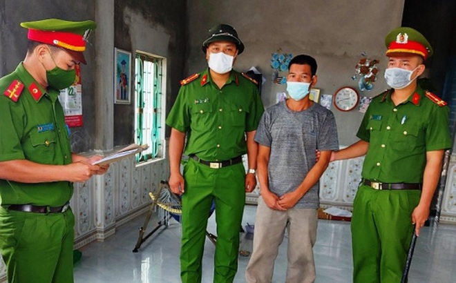 Công an đọc lệnh bắt tạm giam đối với Nguyễn Quang Trung.
