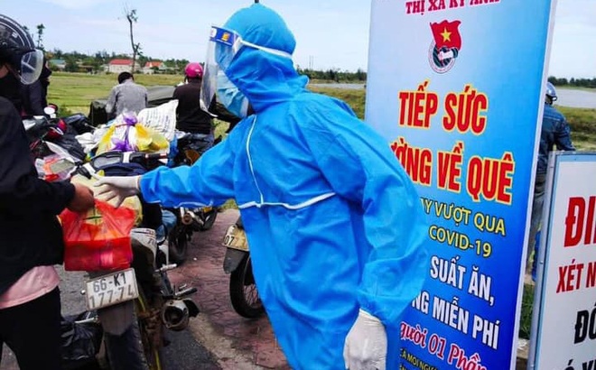 Trường trong một lần tham gia tình nguyện phòng chống dịch Covid-19 hỗ trợ những người đi xe máy về quê.