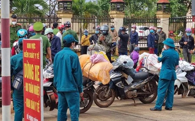 Cơ quan chức năng vận động người dân trong lúc chờ văn bản phản hồi của tỉnh Nghệ An. Ảnh B.N