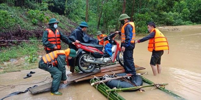 Thủy điện và hồ đập xả lũ, nhiều tuyến quốc lộ và nhà dân ở Nghệ An ngập sâu trong nước - Ảnh 17.
