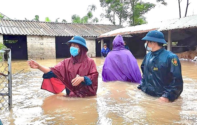 Thủy điện và hồ đập xả lũ, nhiều tuyến quốc lộ và nhà dân ở Nghệ An ngập sâu trong nước - Ảnh 6.