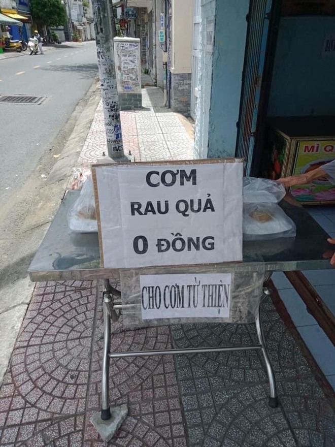 Dừng xe bên đường, chàng trai đứng hình rồi rưng rưng vì lời đề nghị bất ngờ của đôi vợ chồng già  - Ảnh 2.