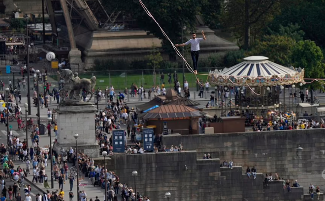 Nín thở xem màn đi bộ trên dây, mạo hiểm vượt qua sông ở Paris - Ảnh 1.