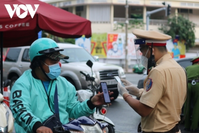 Phát hiện 50 F0 trong một phường chỉ sau vài ngày gỡ phong tỏa do tâm lý chủ quan; vì sao ca sĩ Phi Nhung nhiễm Covid-19? - Ảnh 1.