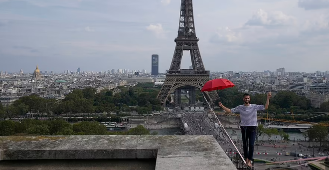 Nín thở xem màn đi bộ trên dây, mạo hiểm vượt qua sông ở Paris - Ảnh 4.