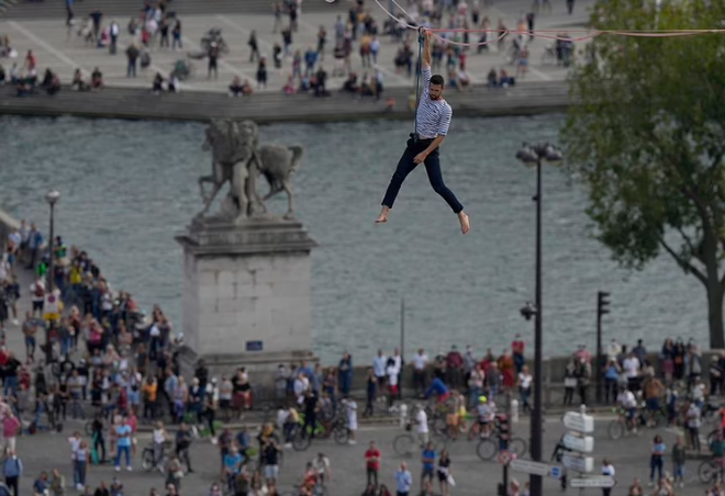 Nín thở xem màn đi bộ trên dây, mạo hiểm vượt qua sông ở Paris - Ảnh 5.