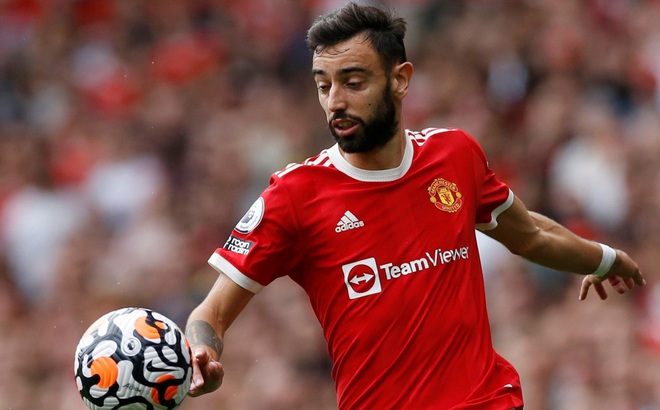 Bruno Fernandes sút hỏng 11m khiến MU thua Aston Villa (Ảnh: Reuters).