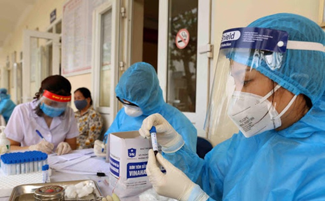 Lực lượng y tế lấy mẫu cho người dân ở Hà Nội.