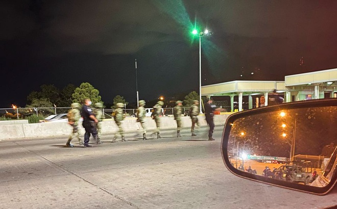 Thành viên CBP hộ tống các binh sĩ Mexico tại El Paso, Texas (Mỹ). Ảnh: Reuters