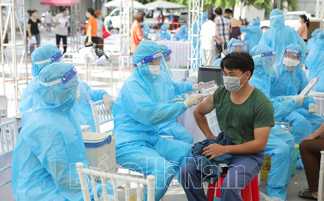 Tiêm vắc xin phòng chống dịch Covid-19 cho người dân ở phường Minh Khai, TP Phủ Lý. Ảnh: Báo Hà Nam