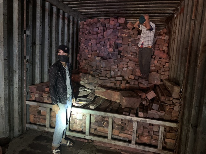Lộ bí mật bên trong 7 xe container chở gỗ quý hiếm, đá quý nhập khẩu - Ảnh 1. Lộ bí mật bên trong 7 xe container chở gỗ quý hiếm, đá quý nhập khẩu - Ảnh 1.
