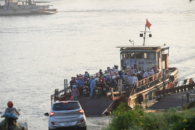 Hàng trăm công nhân phải quay đầu, muộn làm khi bến phà quá tải - Ảnh 3.