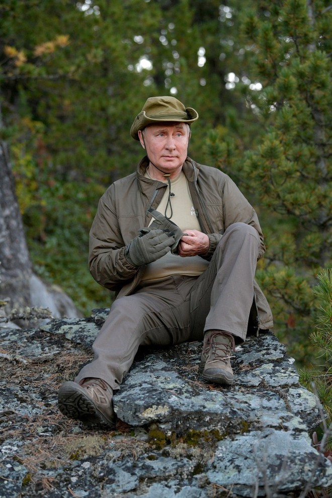 Những hình ảnh ‘siêu hot’ từ kỳ nghỉ của ông Putin ở Siberia được công bố - Ảnh 4.