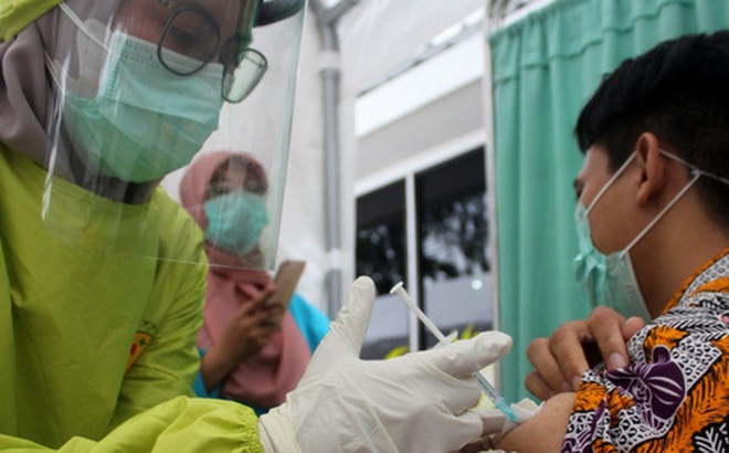 Một người dân Indonesia được tiêm vắc-xin ngừa Covid-19 Ảnh: Shutterstock