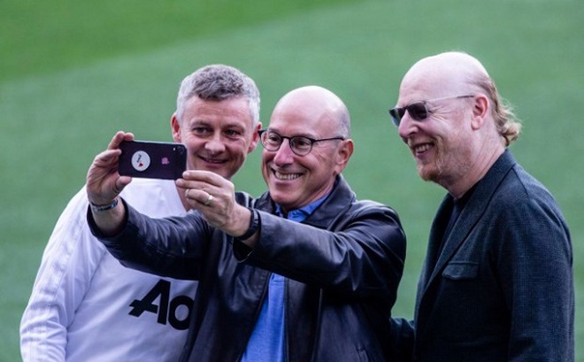 Joel Glazer (giữa) đã hứa sẽ tiếp tục cấp tiền cho Solskjaer "đi chợ"