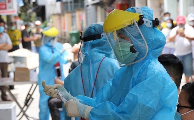 Lực lượng y tế chuẩn bị lấy mẫu xét nghiệm cho người dân ở Hà Nội.