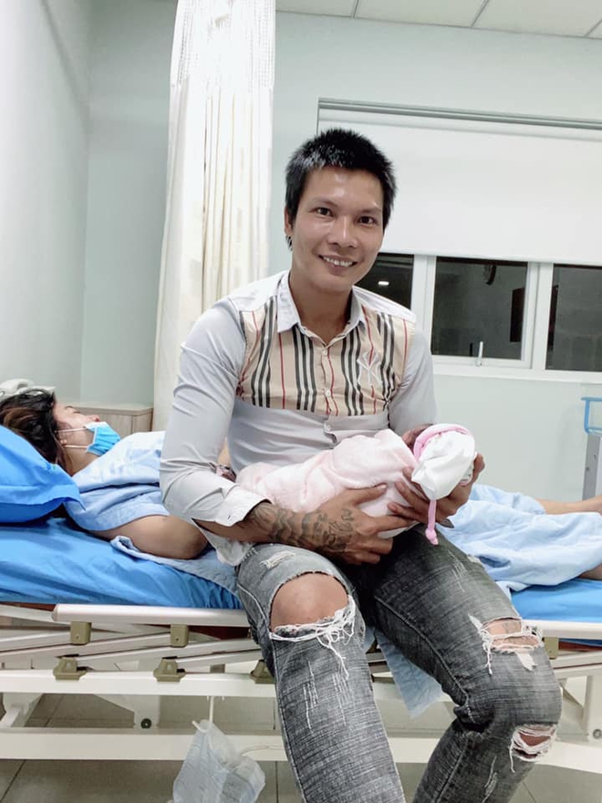 Lộc Fuho chính thức đón con gái đầu lòng, khoe hành trình đi sinh gian nan cùng vợ - Ảnh 1. Lộc Fuho chính thức đón con gái đầu lòng, khoe hành trình đi sinh gian nan cùng vợ - Ảnh 1.