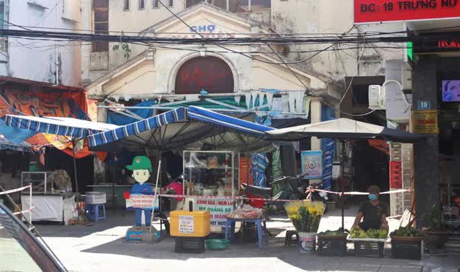 Tiểu thương tràn xuống vỉa hè lập chợ cóc giữa trung tâm TP Đà Nẵng - Ảnh 1.
