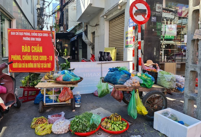 Tiểu thương tràn xuống vỉa hè lập chợ cóc giữa trung tâm TP Đà Nẵng - Ảnh 2.