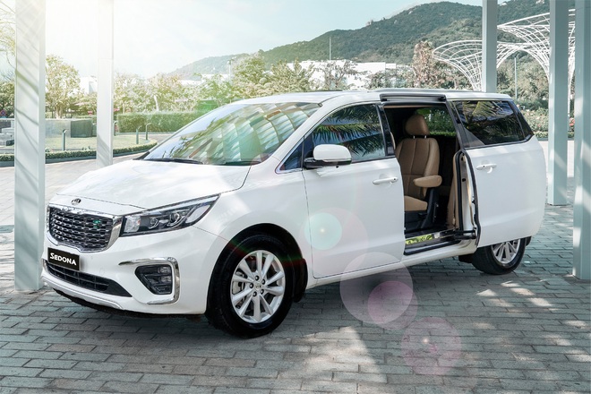 Triệu hồi gần 90 nghìn chiếc KIA Sedona vì lỗi... xi nhan phải mà rẽ trái - Ảnh 1.