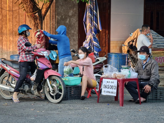 Tiểu thương tràn xuống vỉa hè lập chợ cóc giữa trung tâm TP Đà Nẵng - Ảnh 11.