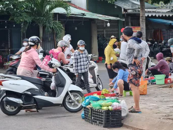 Tiểu thương tràn xuống vỉa hè lập chợ cóc giữa trung tâm TP Đà Nẵng - Ảnh 12.