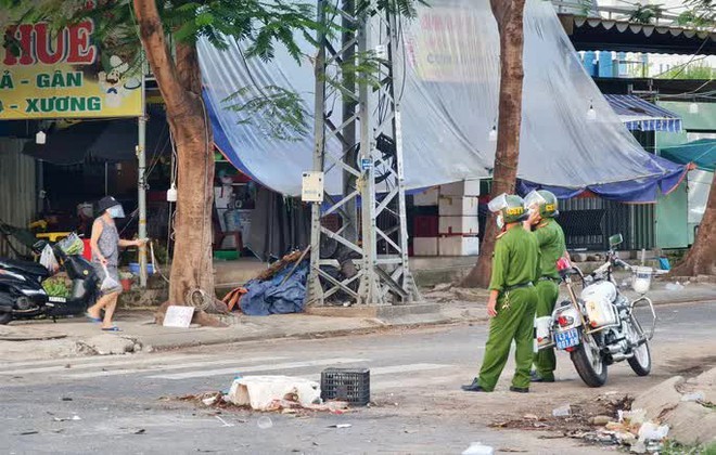 Tiểu thương tràn xuống vỉa hè lập chợ cóc giữa trung tâm TP Đà Nẵng - Ảnh 13.