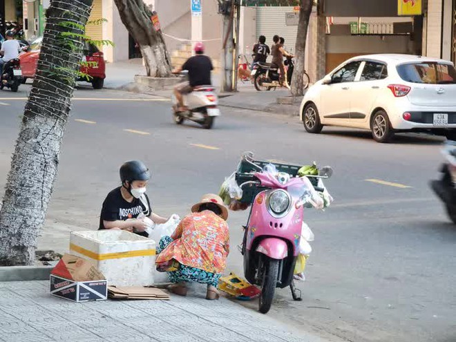 Tiểu thương tràn xuống vỉa hè lập chợ cóc giữa trung tâm TP Đà Nẵng - Ảnh 3.