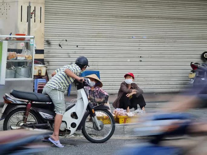 Tiểu thương tràn xuống vỉa hè lập chợ cóc giữa trung tâm TP Đà Nẵng - Ảnh 4.