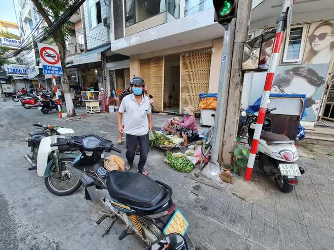 Tiểu thương tràn xuống vỉa hè lập chợ cóc giữa trung tâm TP Đà Nẵng - Ảnh 5.