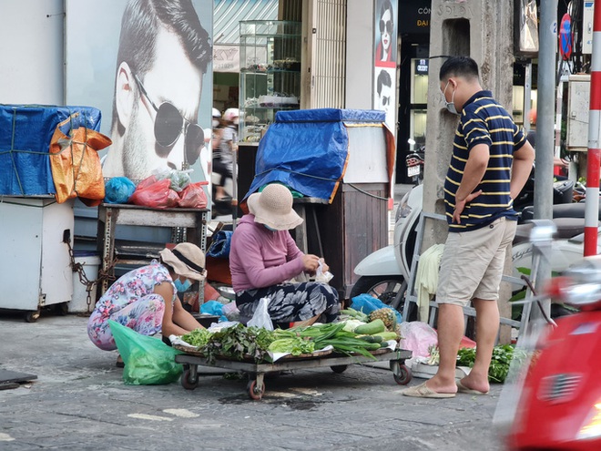 Tiểu thương tràn xuống vỉa hè lập chợ cóc giữa trung tâm TP Đà Nẵng - Ảnh 6.