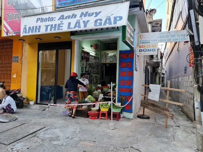 Tiểu thương tràn xuống vỉa hè lập chợ cóc giữa trung tâm TP Đà Nẵng - Ảnh 8.