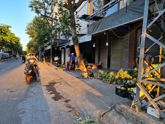 Tiểu thương tràn xuống vỉa hè lập chợ cóc giữa trung tâm TP Đà Nẵng - Ảnh 10.