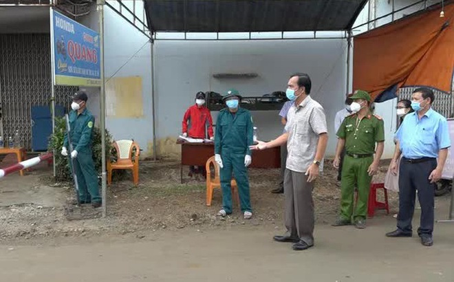 Lãnh đạo huyện Cư Kuin kiểm tra công tác phòng chống dịch.