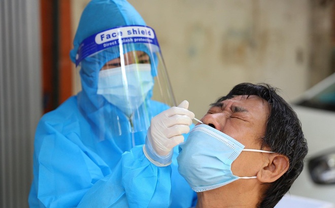 Cán bộ y tế lấy mẫu cho người dân ở Hà Nội.