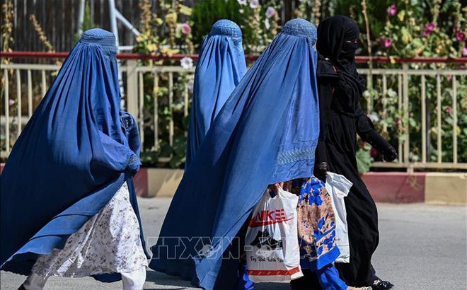 Phụ nữ Afghanistan trong trang phục Burqa tại bệnh viện Wazir Akbar Khan ở Kabul, Afghanistan, ngày 1/9/2021. Ảnh: AFP/TTXVN