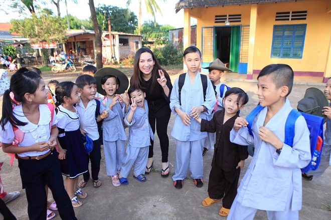 Xúc động lời hứa của Phi Nhung với mẹ ruột và lý do nhận nhiều con nuôi - Ảnh 4. Xúc động lời hứa của Phi Nhung với mẹ ruột và lý do nhận nhiều con nuôi - Ảnh 4.