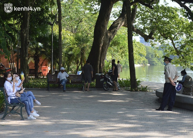 Ảnh: Hàng ghế ở hồ Gươm bị cỏ dại mọc bao quanh sau 2 tháng Hà Nội thực hiện giãn cách - Ảnh 13.