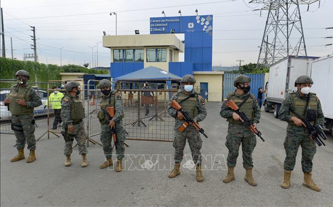 Binh sĩ gác tại nhà tù ở Guayaquil, Ecuador, sau khi xảy ra vụ bạo động ngày 23/2/2021. Ảnh: AFP/TTXVN