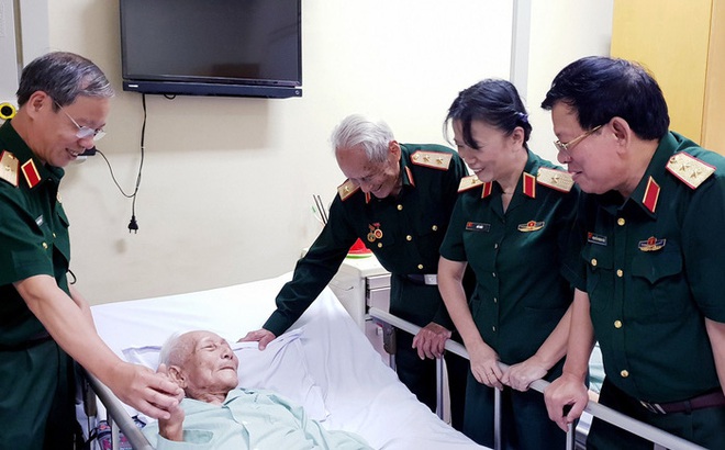 4 vị tướng cúi đầu bên giường một vị trung tá. Ảnh: Hoàng Trường Giang.