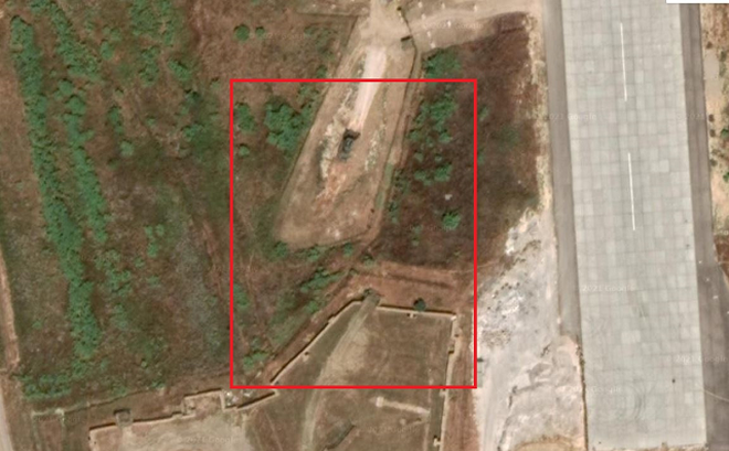Ảnh vệ tinh cho thấy các hệ thống vũ khí ở căn cứ Nga ở Khmeimim có thể có hầm trú ẩn.