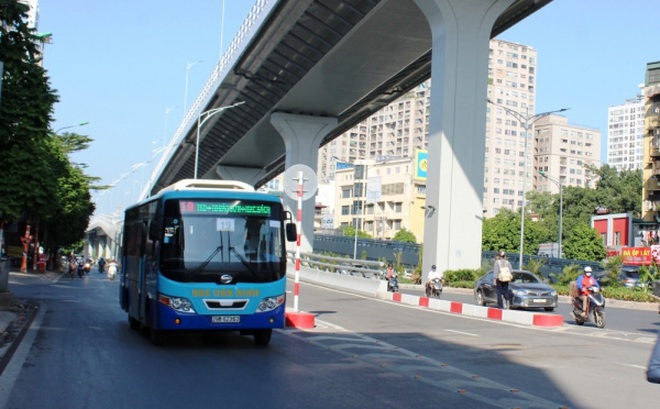 Trong bối cảnh Hà Nội đang kiểm soát dịch bệnh hiệu quả, Hiệp hội Vận tải hành khách công cộng Hà Nội kiến nghị sớm đưa xe buýt hoạt động trở lại. (Ảnh: Đinh Luyện)